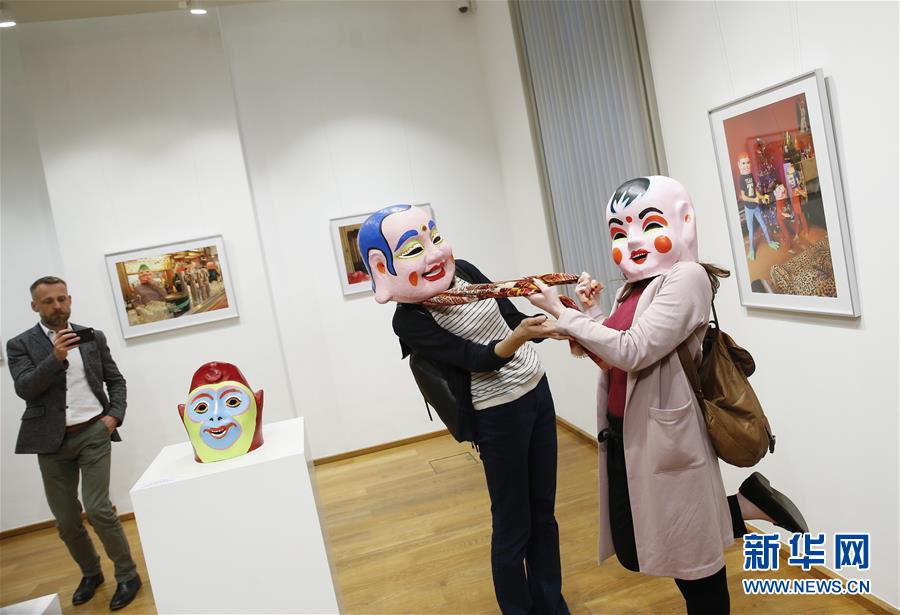 大头娃娃 3月28日，在比利时布鲁塞尔中国文化中心举行的中国民俗面具大头娃娃当代摄影作品展上，两名女士一时兴起戴上“大头娃娃”合影。展览作者是一个名叫“东波西波”的艺术家组合，由来自中国的郭东波和法国的伯努瓦组成。 记者 叶平凡/摄