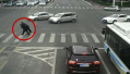 台州“路虎”斑马线前突然停车，司机背起拄拐老人过马路再速返回
