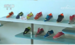 央视记者探访朝鲜柳园制鞋厂：太阳能保障电力，鞋款时尚欲走向国际