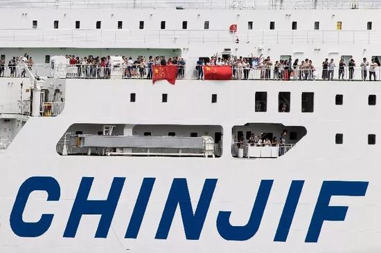 9月11日，在“新鉴真”号渡轮上，中国旅客聚集在船舷边，与岸边送行的总领馆工作人员挥手告别。（新华社记者杜潇逸摄）
