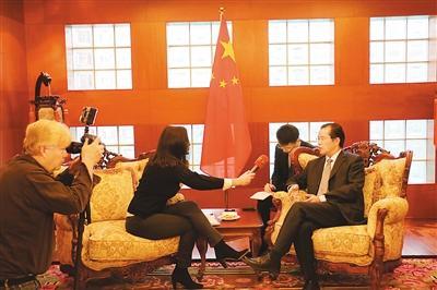桂从友大使谈瑞典警察粗暴对待中国游客：深感震惊