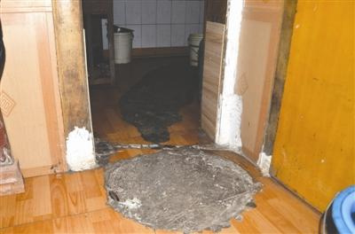 男子花26万元买二手房 发现厨房下是化粪池(图)