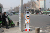 图文:湖北襄阳街头首现智能交通机器人