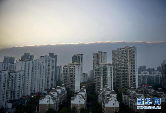 10月15日，南昌红谷滩上空，天空被一分为二。新华社记者 周密 摄