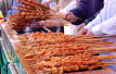 北京庙会两摊位肉串疑似掺假　你吃了吗？