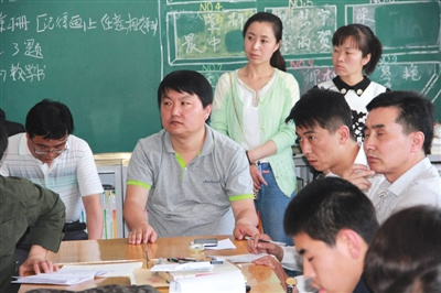 2015年5月，郝金伦（中）到涿鹿中学视察“三疑三探”课堂。资料图片