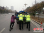 三轮车在华阴抛锚堵塞交通 交警帮忙排查故障