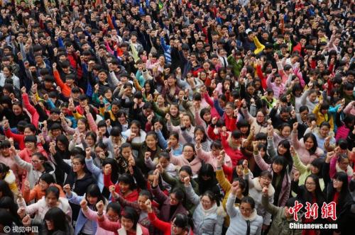 资料图：2月25日，距2017年高考百日之际，河南省汝南一高高三年级全体师生、部分家长和高二学生3000多人参加了该校组织的决战高考百日誓师励志大会。图片来源：视觉中国 