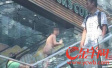 广州一商场惊现怪异男子 裸体捡喝剩饮料顾客受惊