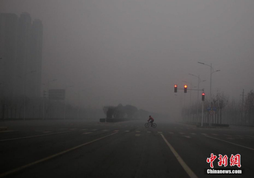 资料图：2017年1月1日，雾霾笼罩下的河南郑州城区。 <a target='_blank' href='http://www.chinanews.com/'>中新社记者 王中举 摄