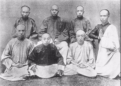 1896年9月25日，谭嗣同(右一)与梁启超(左一)等“七贤”在位于上海外滩附近的“光绘楼”照相馆合影。来源：受访者供图