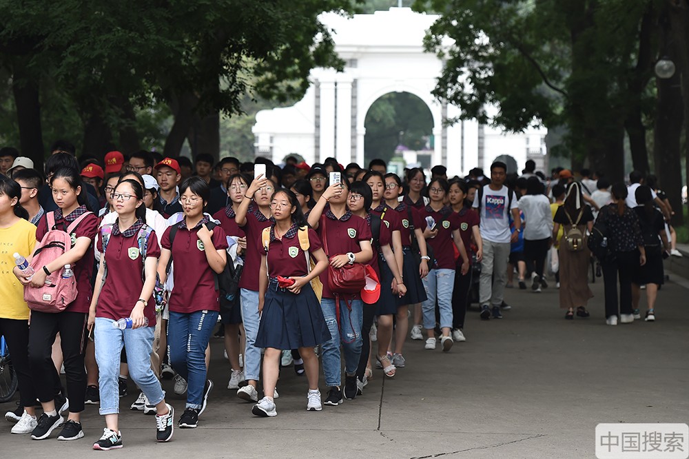 2019年7月17日，北京，暑期已经拉开帷幕，清华大学又一次迎来参观高峰期，来自全国各地的学生及老师家长进校参观游览，一睹名校风采。中国搜索宋家儒摄