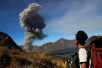印尼一座火山爆发 紧急疏散近400名游客