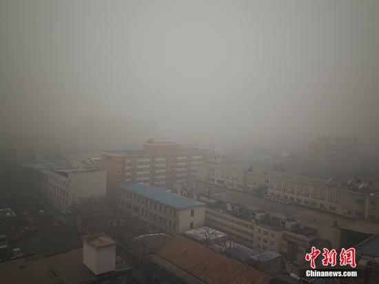 12月1日，北京市区陷入重度雾霾，白昼如夜，能见度差，建筑物被“埋没”。 11月30日，记者从北京市环保局获悉，当前北京正遭遇今年以来最严重的污染过程。从27日开始，北京的重污染天气已经持续4天，PM2.5浓度在12小时内一度激增近10倍，部分监测站点出现超过900微克/立方米的极端峰值污染浓度。 <a target='_blank' href='http://www.chinanews.com/' >中新网</a>记者 李卿 摄