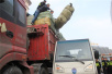 郑州警方严厉治理银基商圈拥堵 50吨大货车被拖移