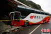 台湾一辆载有陆客团的游览车撞上民宅 司机送医不治