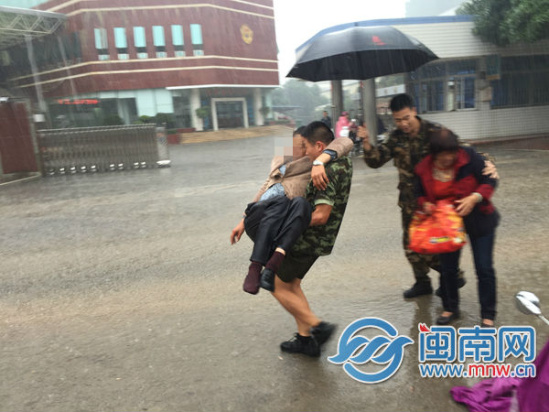漳州一对老夫妇雨中骑车摔倒 消防官兵发现后