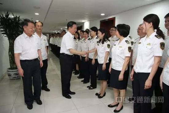 在获任交通部部长两天后，9月5日上午，57岁的李小鹏出现在交通部海事局，跟工作人员握手、打招呼。