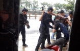 台湾高雄街头爆枪战：警方连开16枪　意外伤及路人