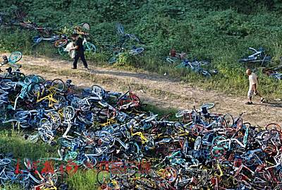 乱停乱放！数千辆共享单车成了“垃圾”