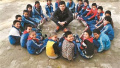 新疆“足球梦”男孩有了新足球 为学生们赠送球衣、球鞋