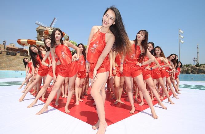 肚兜是中国传统护胸腹的贴身内衣，其中以红色最为喜庆，尽显女性婀娜身姿。