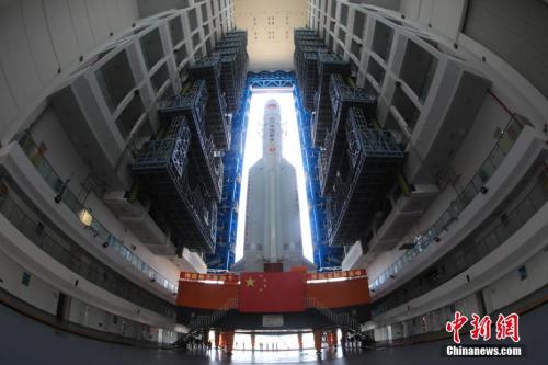 图为6月26日，长征五号遥二运载火箭转运致位于海南文昌的发射场内。张文军 摄