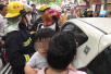 上海一岁孩子被妈妈锁共享汽车内 消防破窗救人
