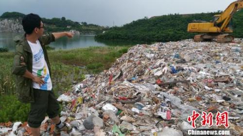 垃圾被倾倒在湖水边(资料图)。 王津 摄