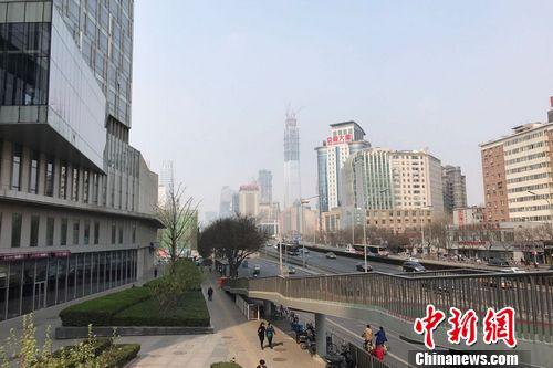 图为北京双井附近的写字楼和居民住宅楼。 <a target='_blank' href='http://www.chinanews.com/' >中新网 程春雨 摄