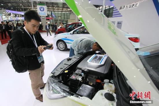 11月4日，第十六届中国国际工业博览会在上海开幕。在新能源车展区，上汽、长安、特斯拉等国内外十大车企的20余款新能源车实车集体亮相，成为国内新能源汽车专业展中新能源用车展示最集中的一次盛会，凸显了本届中国工博会“高端、智能、绿色”的主题。 <a target='_blank' href='http://www.chinanews.com/'>中新社发 张亨伟 摄