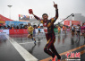 长春马拉松三万人雨中开跑　中国男女选手分获季军