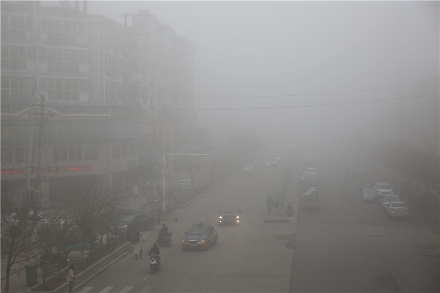 11月13日，车辆和行人在河南省宝丰县为民路上缓慢前行。新华网发（何五昌 摄）