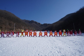 河南禹州：群虎滑雪迎冬奥庆新年