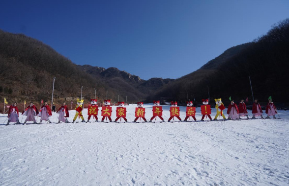 河南禹州：群虎滑雪迎冬奥庆新年