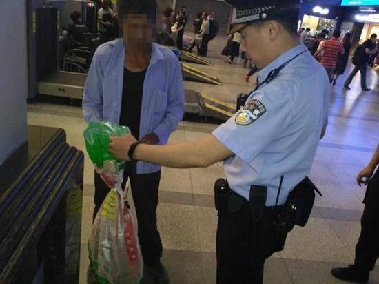 杭州城站安檢機發現一條活蛇 大爺想帶回老家吃