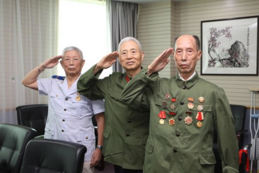 上海广大军队离退休干部重温军装情 怀念激情