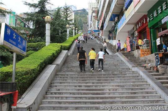 重庆又一建筑火了 这条超级长步梯爬哭网友