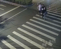 三人同行中间女子突然被撞身亡10秒视频太揪心